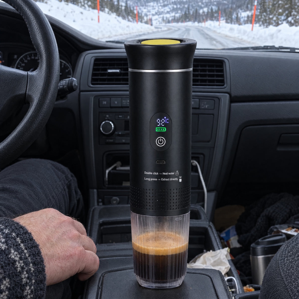 Turbarista i bilen med espresso på midtkonsollen og snødekt vei utenfor