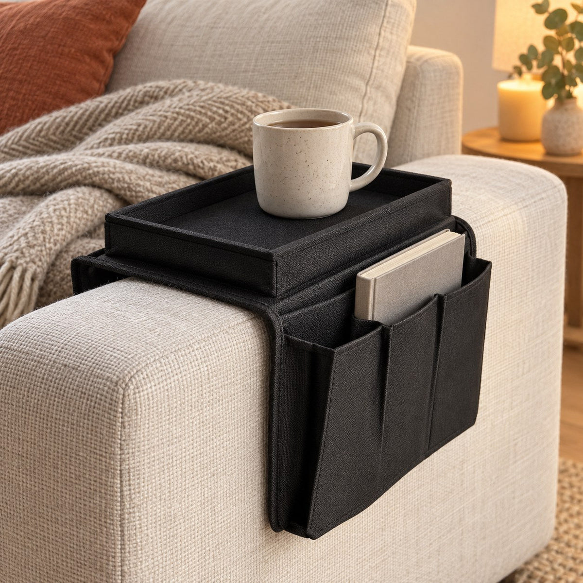 Sofabrett med lommer på sofaarmen