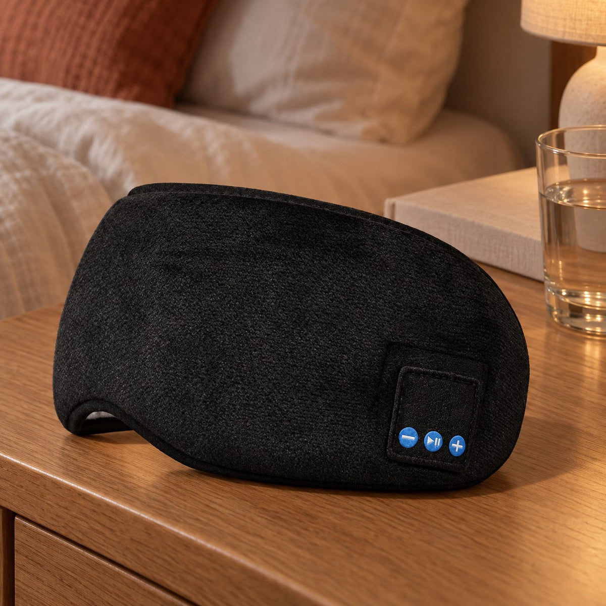 Bluetooth sovemaske på nattbordet