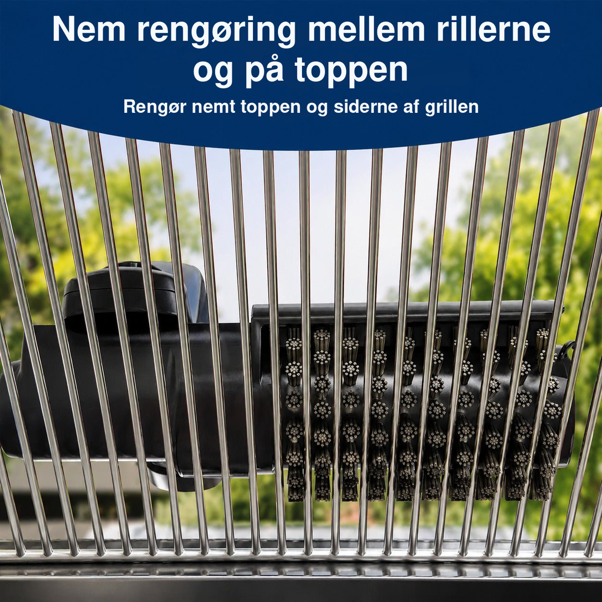 Grillrenseren rengør mellem grillristene