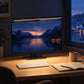 Fokuslys skjermlampe i svart på PC-skjerm som lyser opp tastatur, notatbok og kaffekopp en mørk vinterkveld