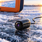 Nærbilde av det lille svarte undervannskameraet med vidvinkellinse på frostdekket is