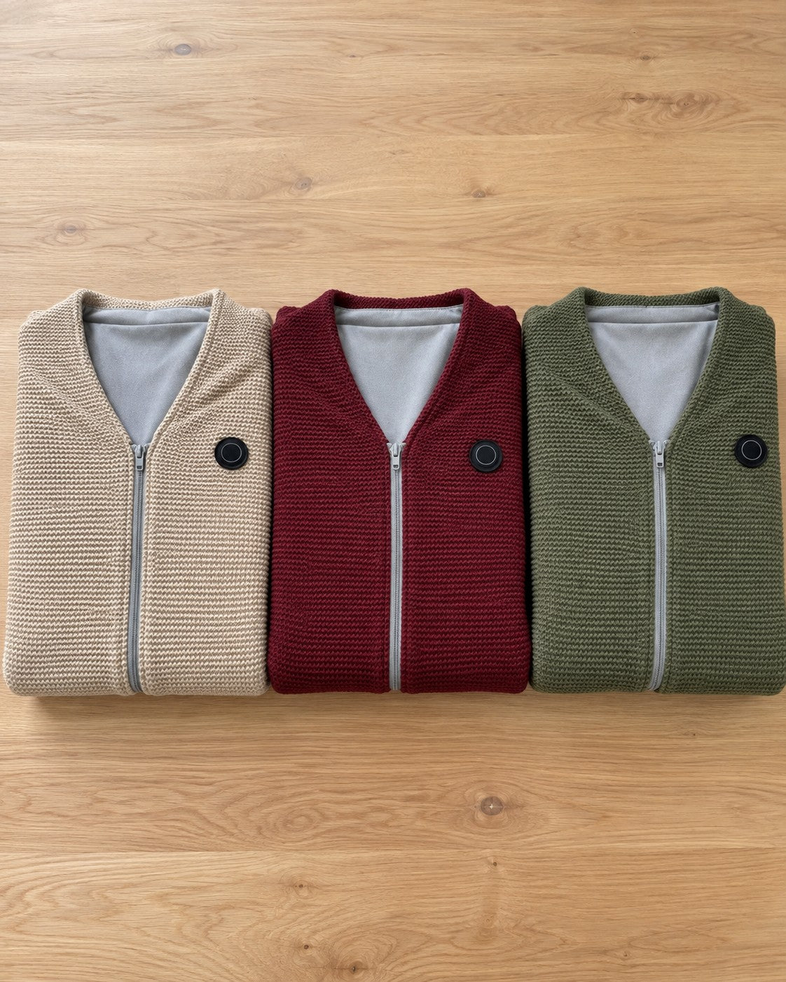 KoseKappe i beige, vinrød og grønn, brettet ved siden av hverandre