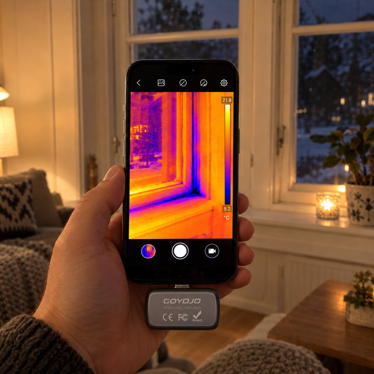 VarmeSyn varmekamera på mobilen viser trekk rundt vinduet i stua