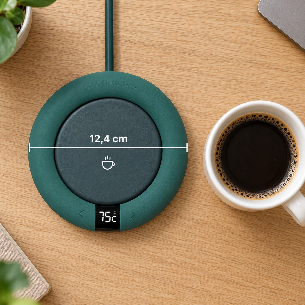 Smart koppvarmer i grønt sett ovenfra med bredde 12,4 cm ved siden av en kaffekopp