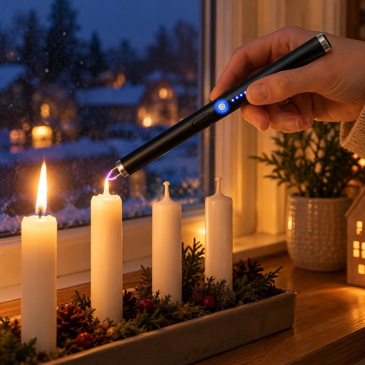 Hånd tenner adventslysene i vinduskarmen med den elektriske lighteren ElLighter en mørk desemberkveld