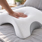 Hånd trykker ned i memoryskummet på CuddlePillow