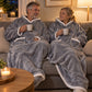 Par i hver sin MegaHoodie i sofaen med te en høstkveld