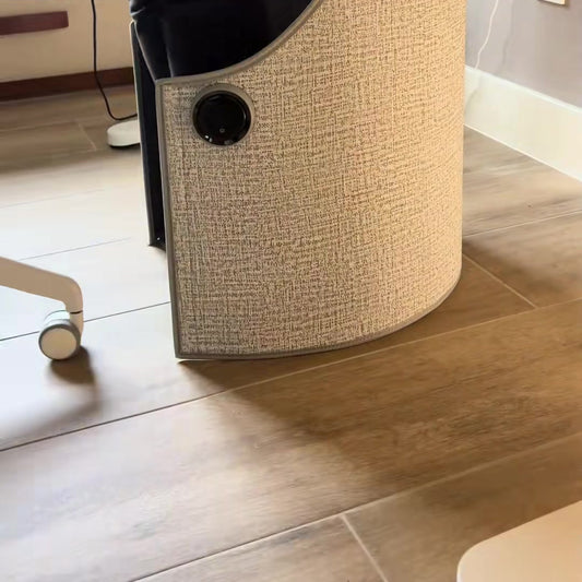 VarmeFold med rund kontroll står rundt bena ved skrivebordet